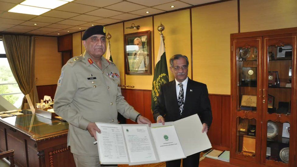 Pakistan's army chief (left) meets Chief Justice Nisar