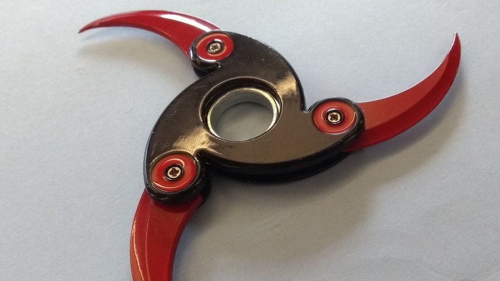 Fidget spinners: Safety fears over children's craze - BBC News