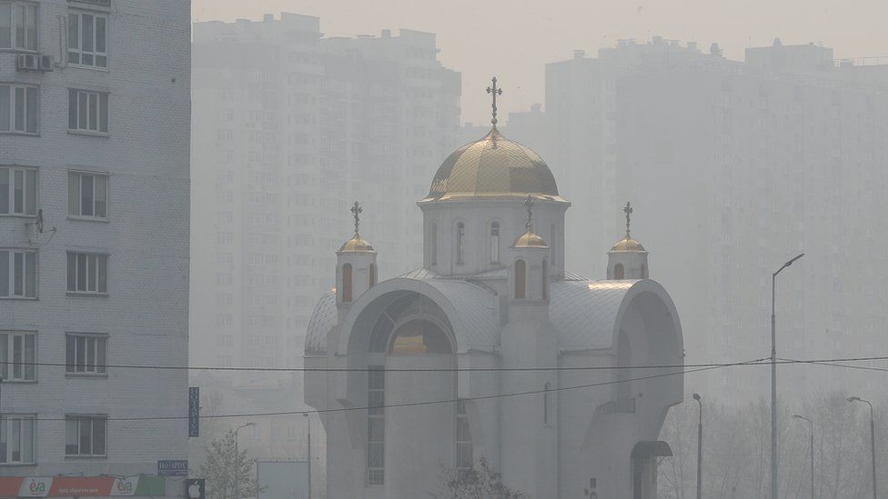 Kyiv shrouded in smog, 17 Apr 20
