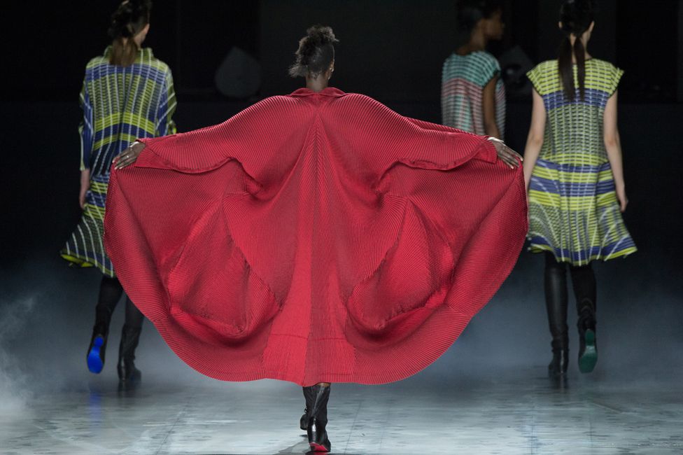 Issey Miyake's fashion in pictures - BBC News