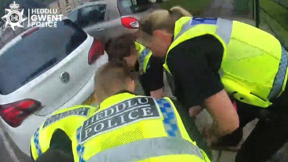 Images Bodycam montrant la police essayant d'arrêter un homme