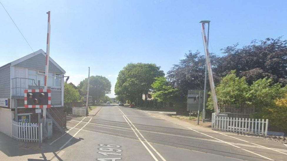 North Seaton level crossing to close for three weeks - BBC News