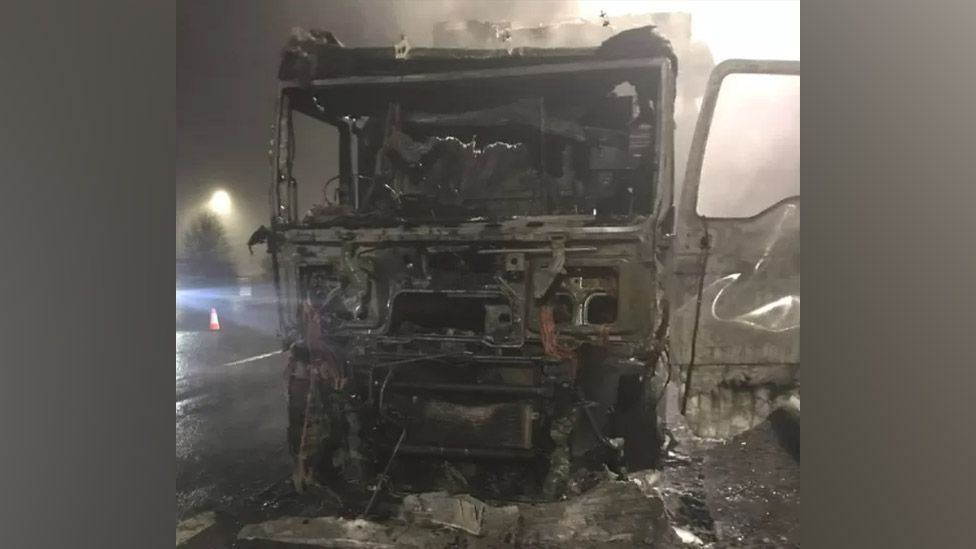 M62: Delays After Lorry Fire Leads To Motorway Lane Closure - BBC News