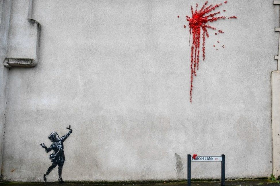 Artwork on Bristol house causes stir over new Banksy hopes - BBC News