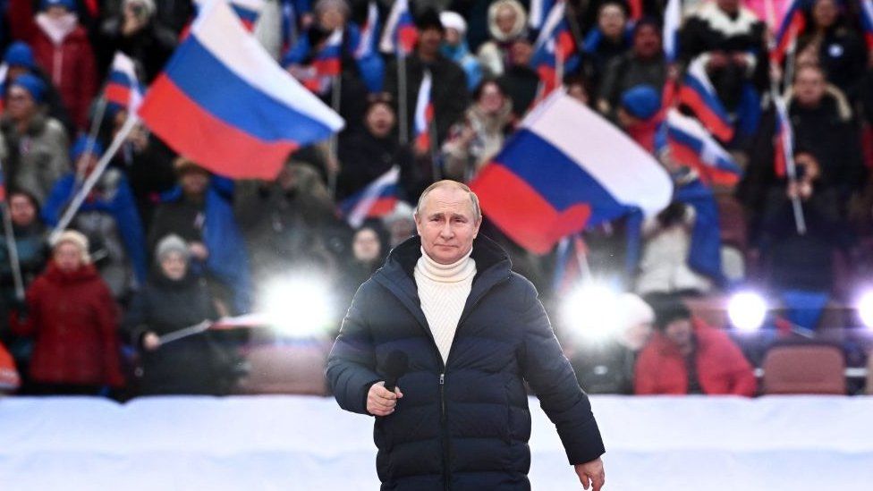 ประธานาธิบดีรัสเซีย วลาดิมีร์ ปูติน เข้าร่วมคอนเสิร์ตครบรอบ 8 ปีการผนวกไครเมียของรัสเซียที่สนามกีฬา Luzhniki ในกรุงมอสโก เมื่อวันที่ 18 มีนาคม 2022 (
