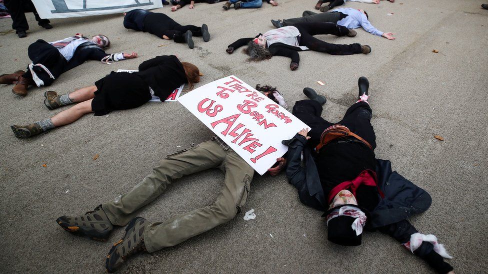 Протестующие возле конференции КС, демонстрации в поддержку жертв разведки нефти