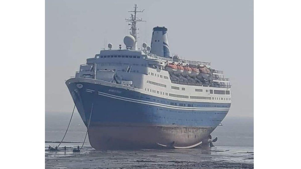 Picture of the Marco Polo ship on the beach