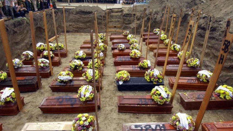 在印度尼西亚棉兰发生致命的曼陀罗航空公司飞机失事两天后，棺材在为遇难者举行的大规模葬礼上排成一列（2005 年 9 月 7 日）