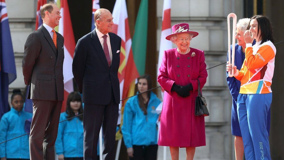 Принц Эдуард, граф Уэссекский, принц Филипп, герцог Эдинбургский, королева Елизавета II и Анна Мирс присутствуют на церемонии запуска Эстафеты Королевского жезла для XXI Игр Содружества в Букингемском дворце 13 марта 2017 года в Лондоне, Англия. Игры пройдут с 4 по 15 апреля 2018 года на Голд-Косте, Австралия.
