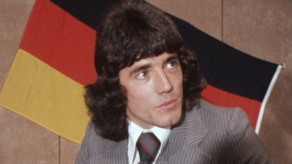 Kevin Keegan transferred to Hamburg in 1977