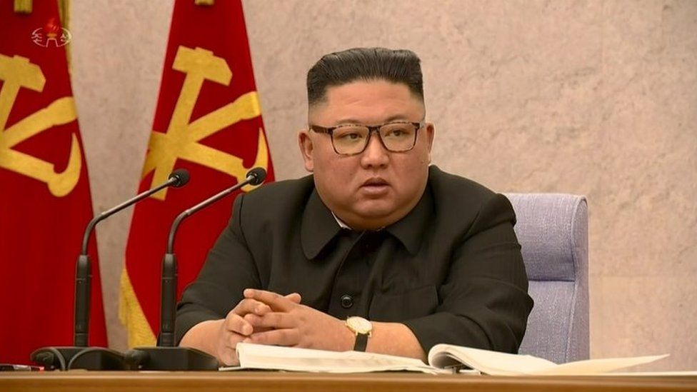 Ким Чен Ын выступает на партийном собрании 12 февраля 2021 года
