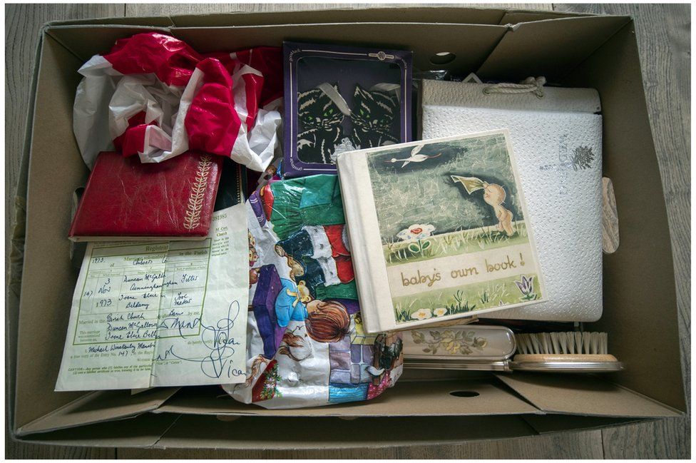 La caja en la que Iain encontró las pertenencias de su madres.