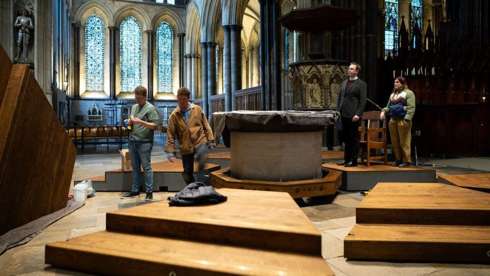 Stone altar and wooden dais in detachable pieces in Salisbury Cathedral