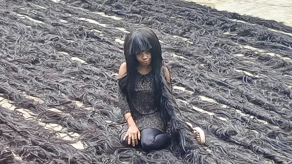 Guinness World Record: Nigerian sets record for longest wig - BBC News