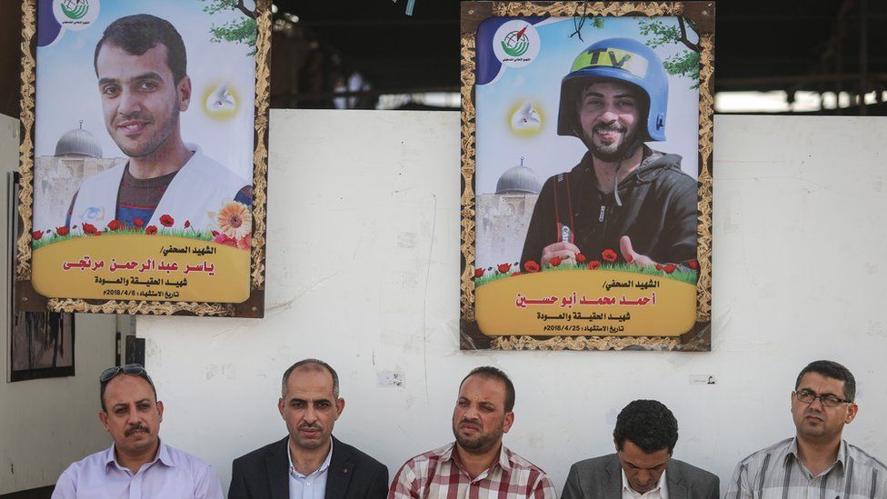 Плакаты с изображением Ахмеда Абу Хусейна (вверху справа) и Ясера Муртаджи (вверху слева) на выставке, организованной палестинскими журналистами в городе Газа (2 мая 2018 г.)