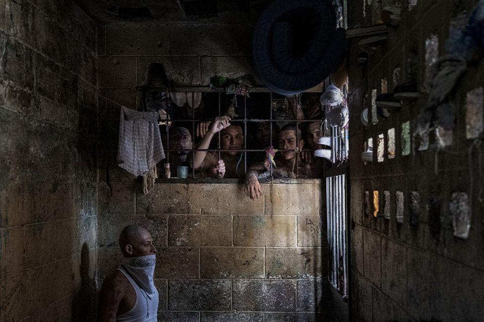 Presos en una celda abarrotada en el penal de Quezaltepeque, El Salvador. 9 de noviembre, 2018.