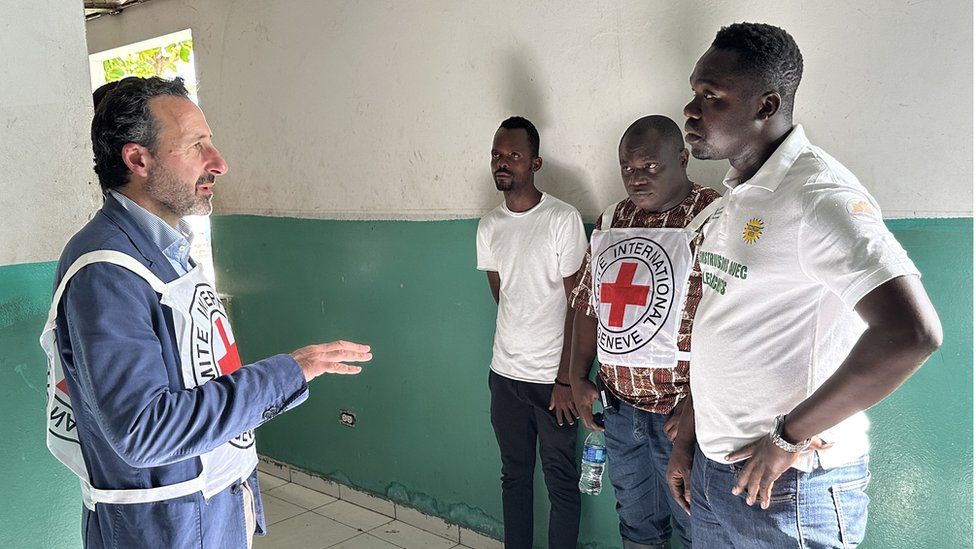 ICRC Director General visits St. Mary's Hospital in Brooklyn to learn about hospital operations and the situation of medical staff, especially in times of clashes between armed groups. The General Director talks to Doctor Odans Elmondo, who lives in the community and works at the hospital (on the right and opposite the Director General).