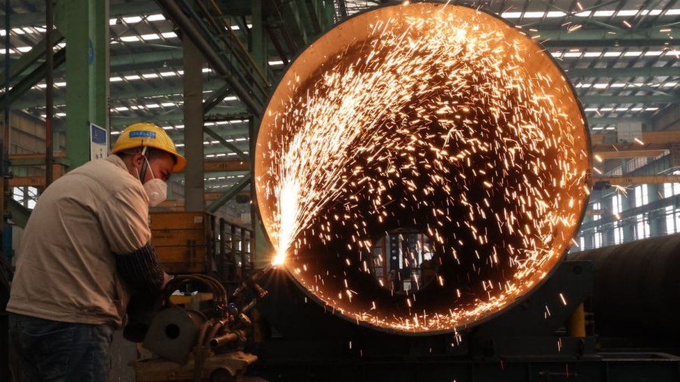 Сотрудник сваривает компоненты стальных конструкций в Мэйшане, провинция Сычуань, Китай.