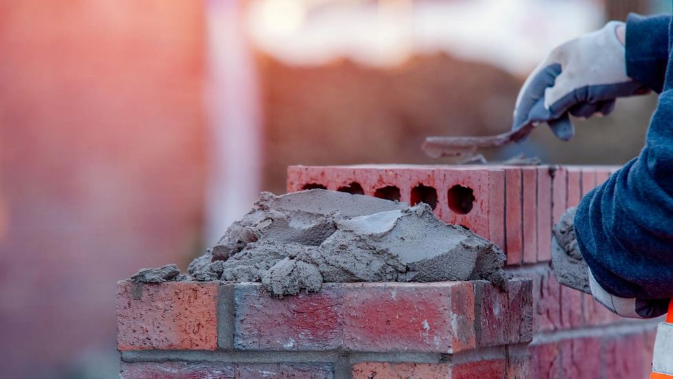 Nottinghamshire rogue builder who left holes in homes jailed - BBC News