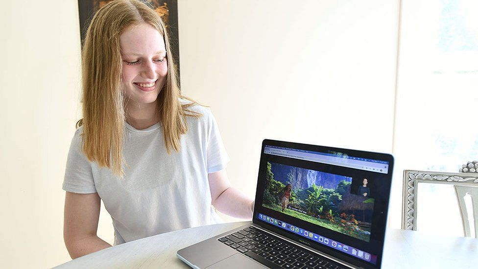 Mariella Satow with her laptop showing the signing app