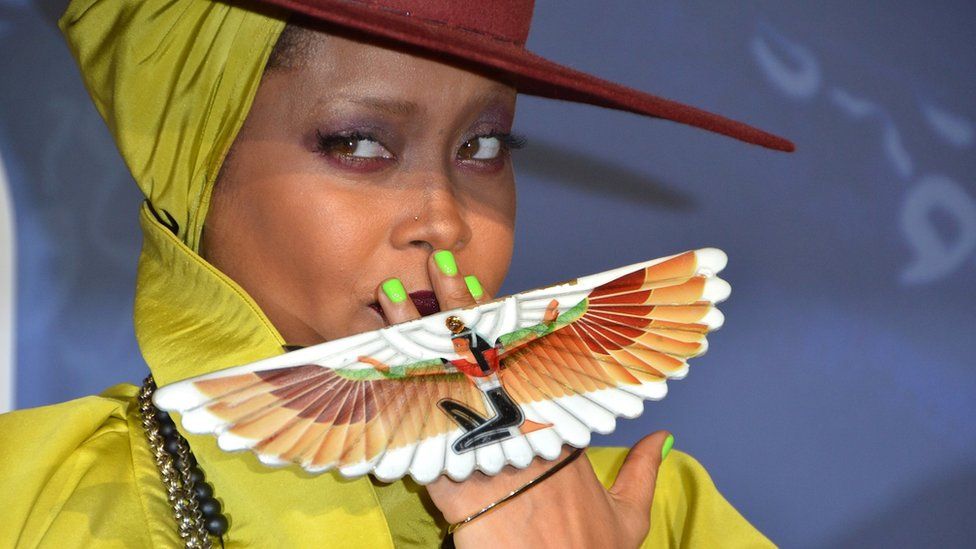 Η Erykah Badu φοράει ένα δαχτυλίδι με μια φτερωτή Αιγύπτια θεά στα Soul Train Music Awards στο Λας Βέγκας (6 Νοεμβρίου 2016)