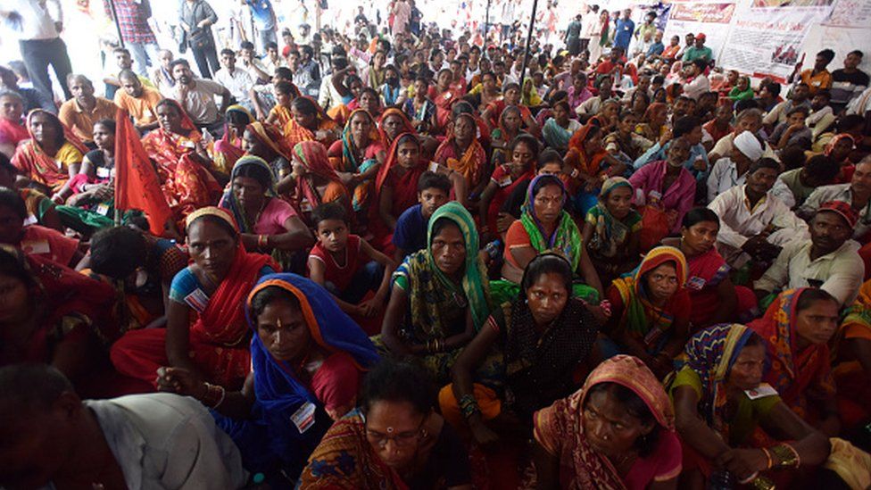 Члены MNREGA Sangharsh Morcha протестуют против задержек с выплатами и других проблем, связанных со схемой гарантий занятости в сельской местности, в Джантар-Мантаре в августе 2022 года в Нью-Дели