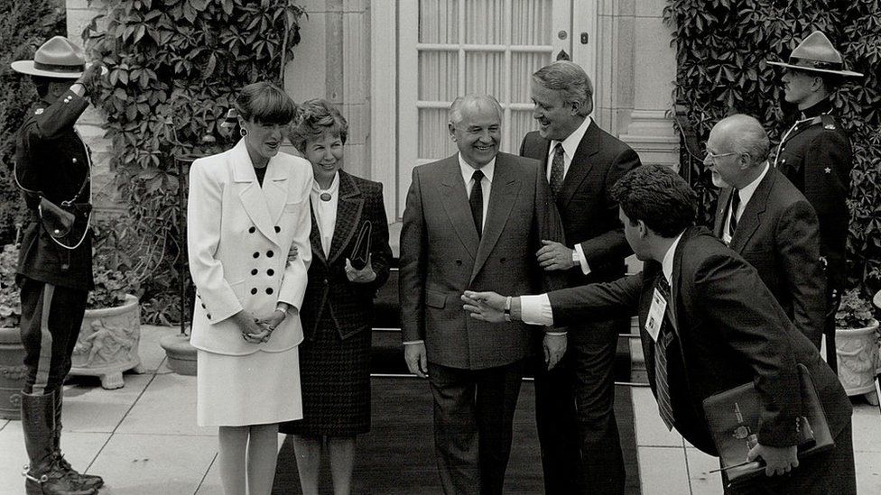 Kryeministri Brian Mulroney pret me Mikhail dhe Raisa Gorbachev në 24 Sussex