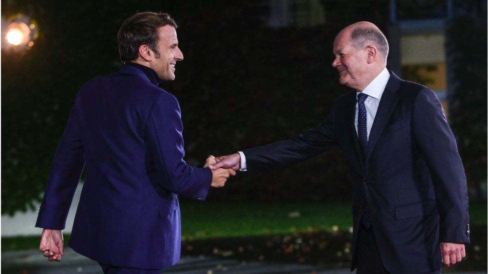 French President Emmanuel Macron shaking hands with German Chancellor Olaf Scholz - file photo