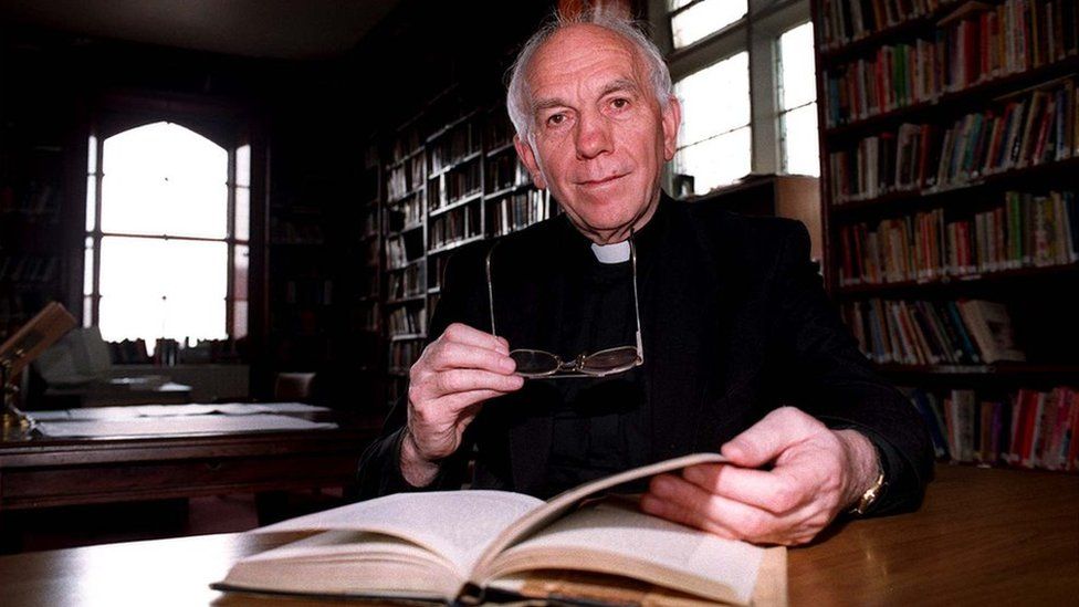 peacemaker priest fr gerry reynolds from belfast s clonard monastery dies bbc news