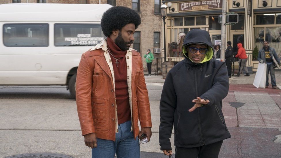 Spike Lee (à direita) e John David Washington no set de filmagens de BlacKkKlansman