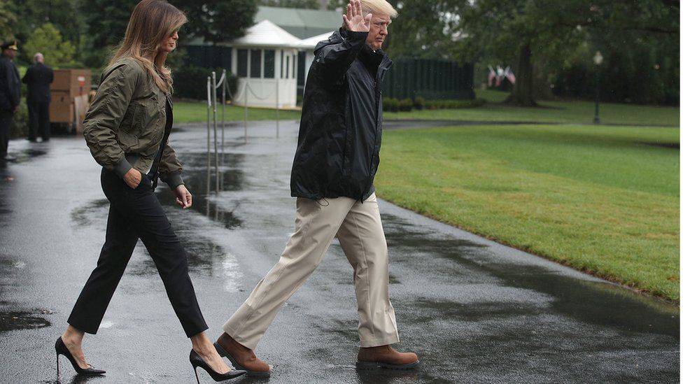 Мелания Трамп и Дональд Трамп в Вашингтоне незадолго до вылета в Техас, где бушевал ураган Харви