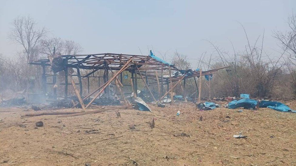 Сгоревшие остатки гражданского строения в деревне Па Зи Гии в Мьянме после авиаудара в апреле 2023 г.