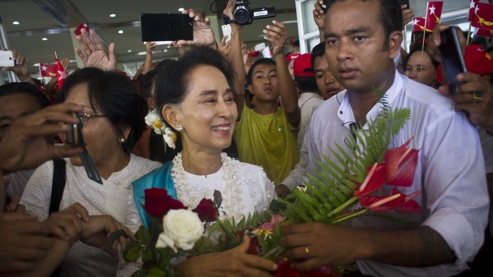 Aung San Suu Kyi arrives in Thandwe city in Rakhine, Myanmar (16 Oct 2015)