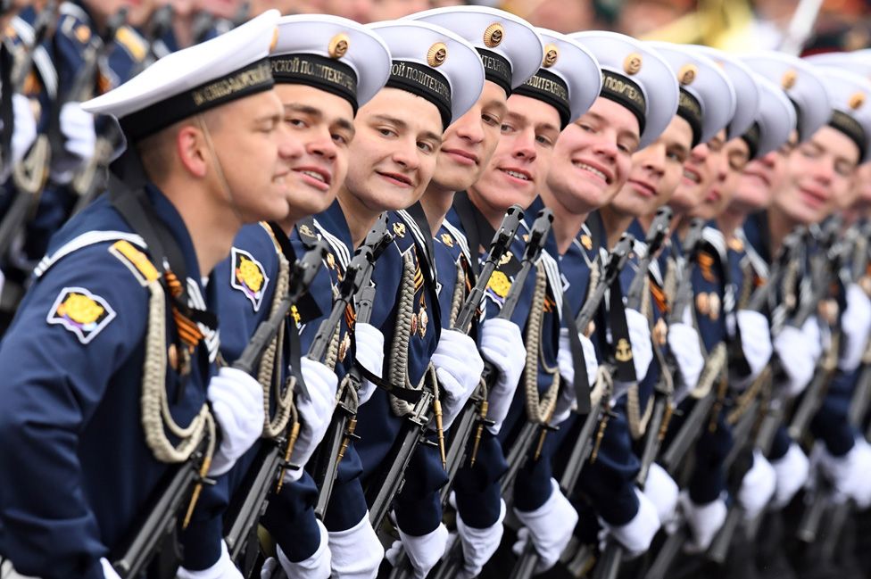 Vladimir Putin praises military at WW2 victory parade - BBC News