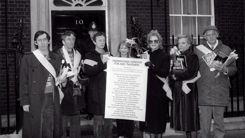 Рэймонд Бриггс (2-й слева) с другими авторами на Даунинг-стрит, 10 в 1985 году, чтобы поднять поддержку книжной акции за ядерное разоружение