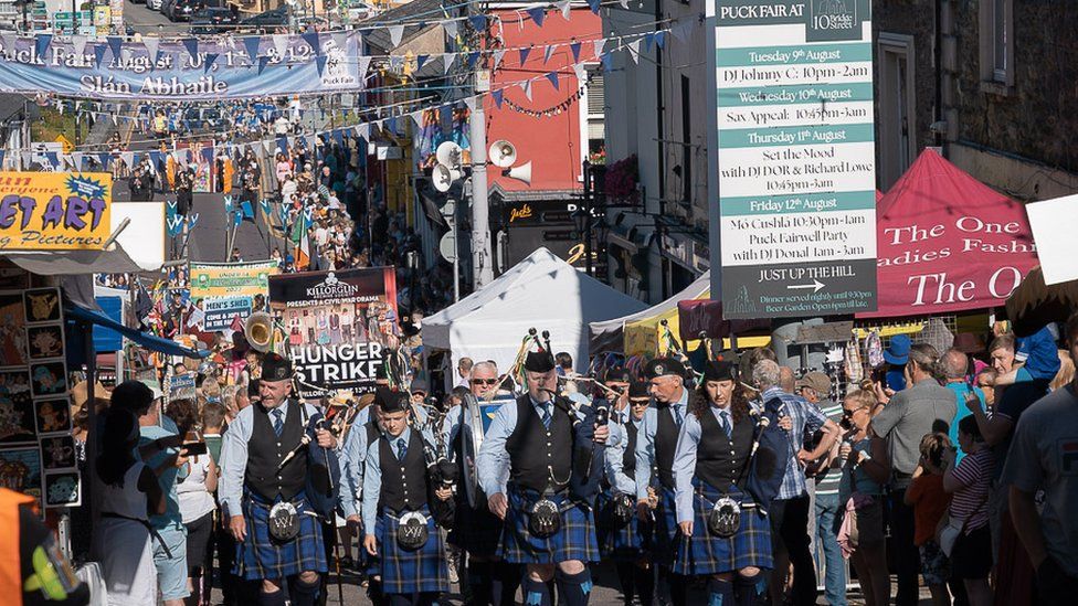 Люди принимают участие в параде в рамках Puck Fair