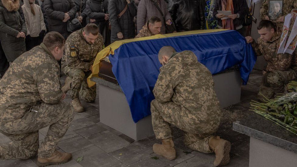 Украины цэргүүд Украины далбаагаар хучигдсан авсны өмнө сөхөрч байна
