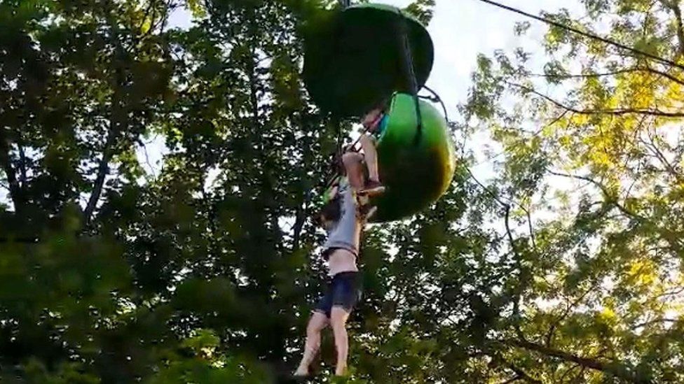 The teenager hanging from the gondola at the New York theme park (24 June 2017)