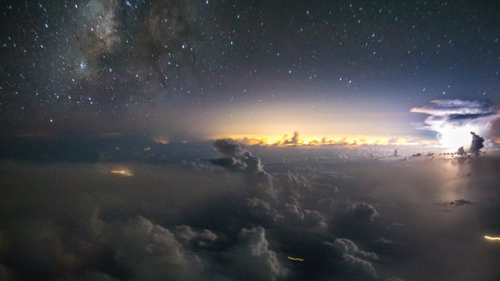 Resplandor del Sol entre nubes oscuras