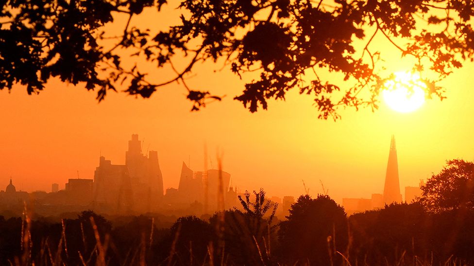 Фотография восхода солнца над Лондоном в преддверии второй волны тепла, август 2022 г.