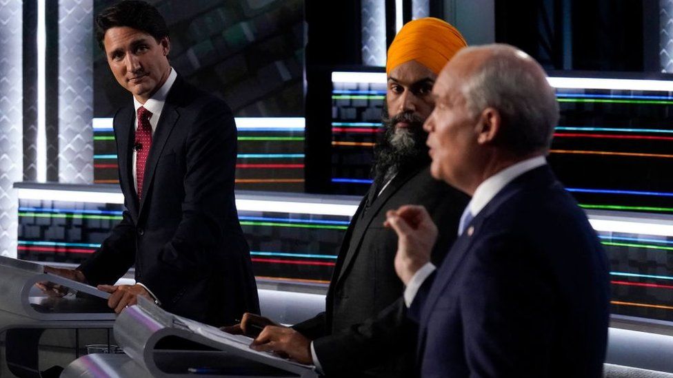 Премьер-министр Канады и лидер либералов Джастин Трюдо (слева), лидер НДП Джагмит Сингх (в центре) и лидер консерваторов Эрин О'Тул (справа) участвуют в дебатах на федеральных выборах среди англоязычных лидеров в Гатино, Квебек, Канада, 9 сентября 2021 года.