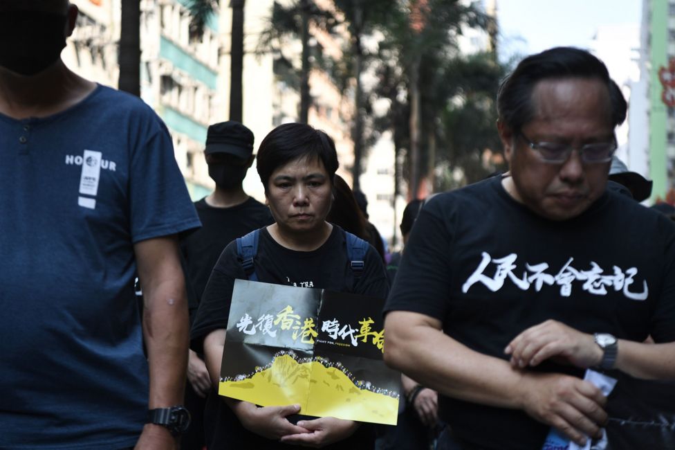 Người biểu tình có phút im lặng để tưởng nhớ những người đã chết vì dân chủ, trong một cuộc họp mặt tại quận Wanchai ở Hong Kong hôm 1/10 năm 2019