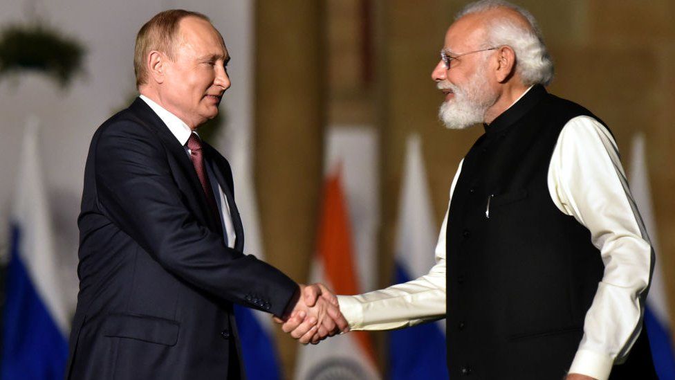 Премьер-министр Индии Нарендра Моди обменивается рукопожатием с президентом России Владимиром Путиным во время их встречи в Хайдарабадском доме, 6 декабря 2021 г. в Нью-Дели , Индия.