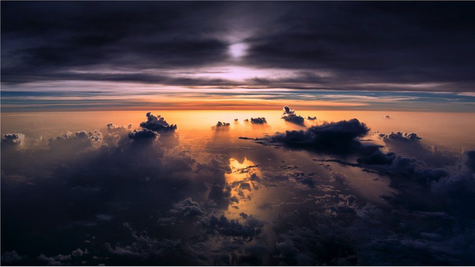 _95132141_sunset-clouds-ocean-shadow-van