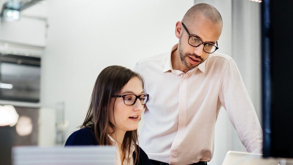 Glasses Wearing Employee Gives Head Job to Her Boss