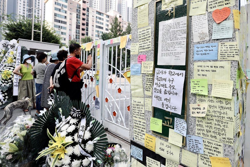 Послания и цветы у ворот школы в Южной Корее