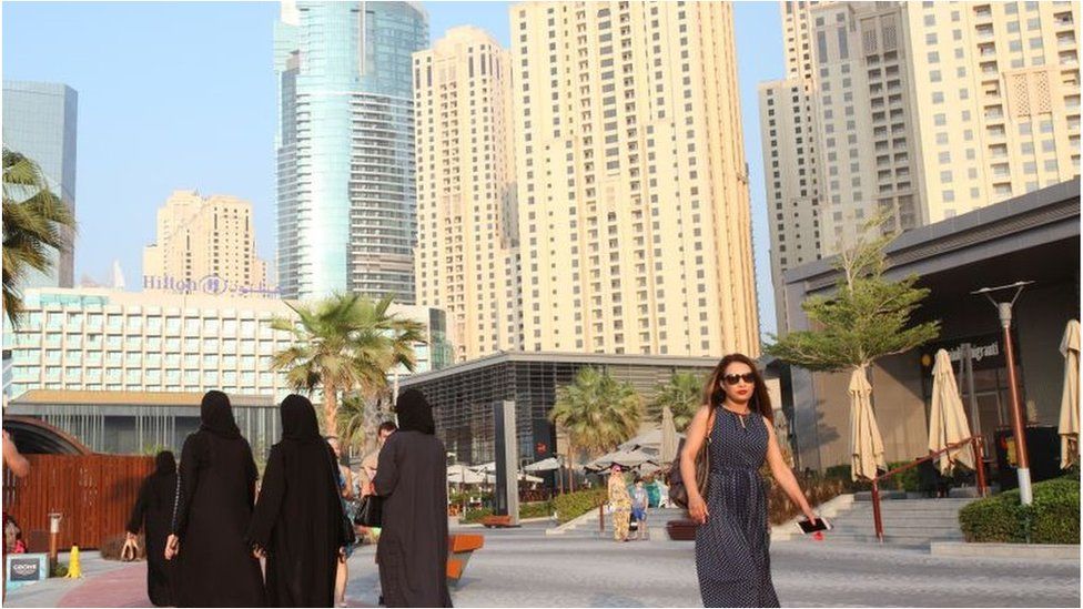Люди гуляют по Дубайской пристани (архивная фотография)
