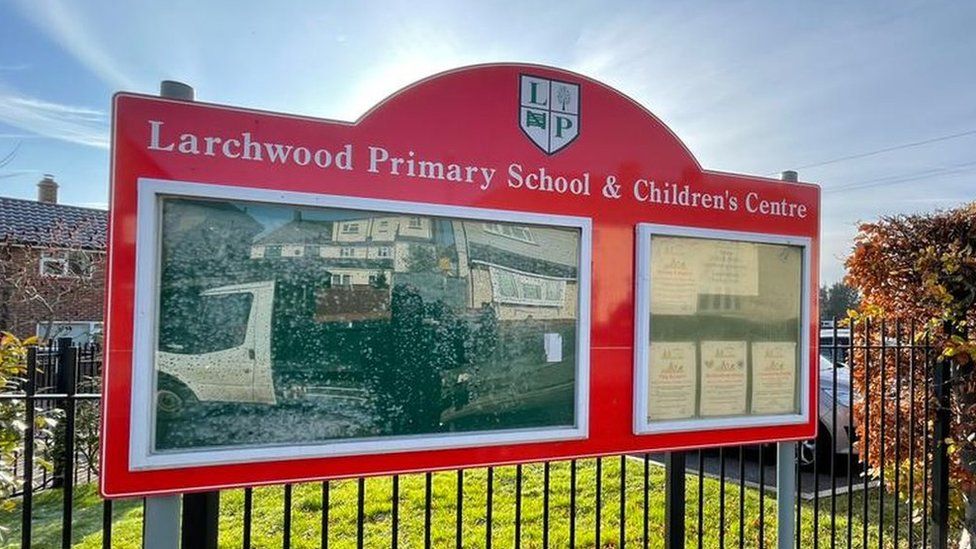 Covid-19 Omicron variant case linked to Brentwood primary school - BBC News