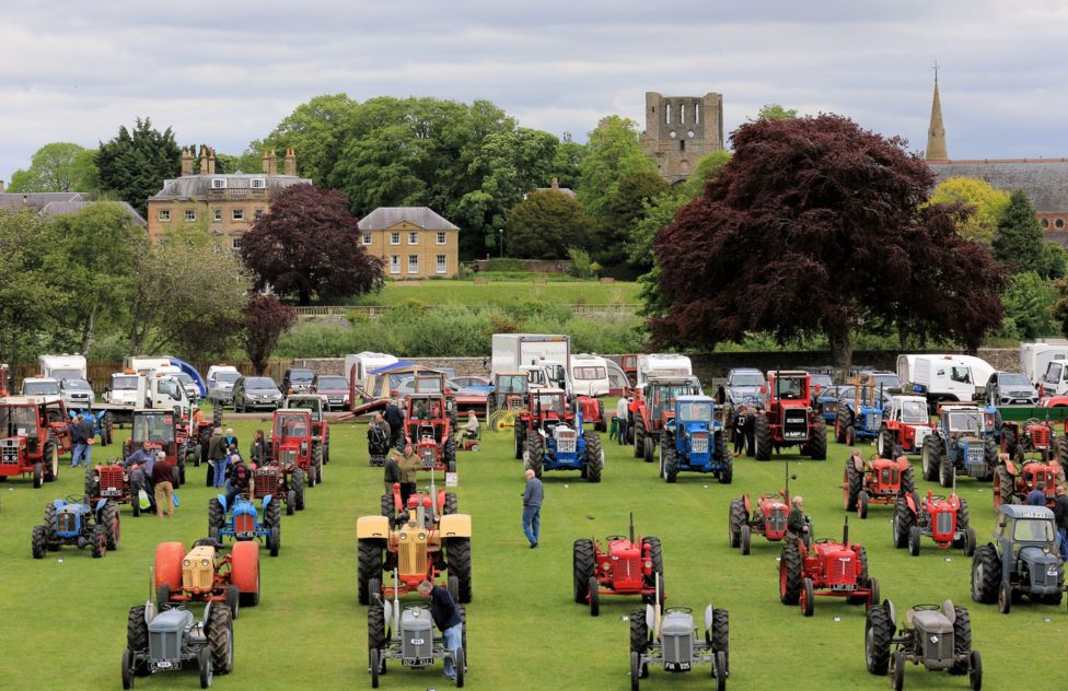 In pictures Vintage vehicle show in Kelso BBC News