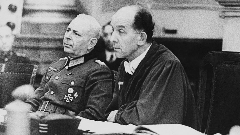 Известный как судья Гитлера, Роланд Фрейслер (справа) 21 февраля 1943 года признал Софи, Ханса Шоллей и Кристофа Пробста виновными в государственной измене